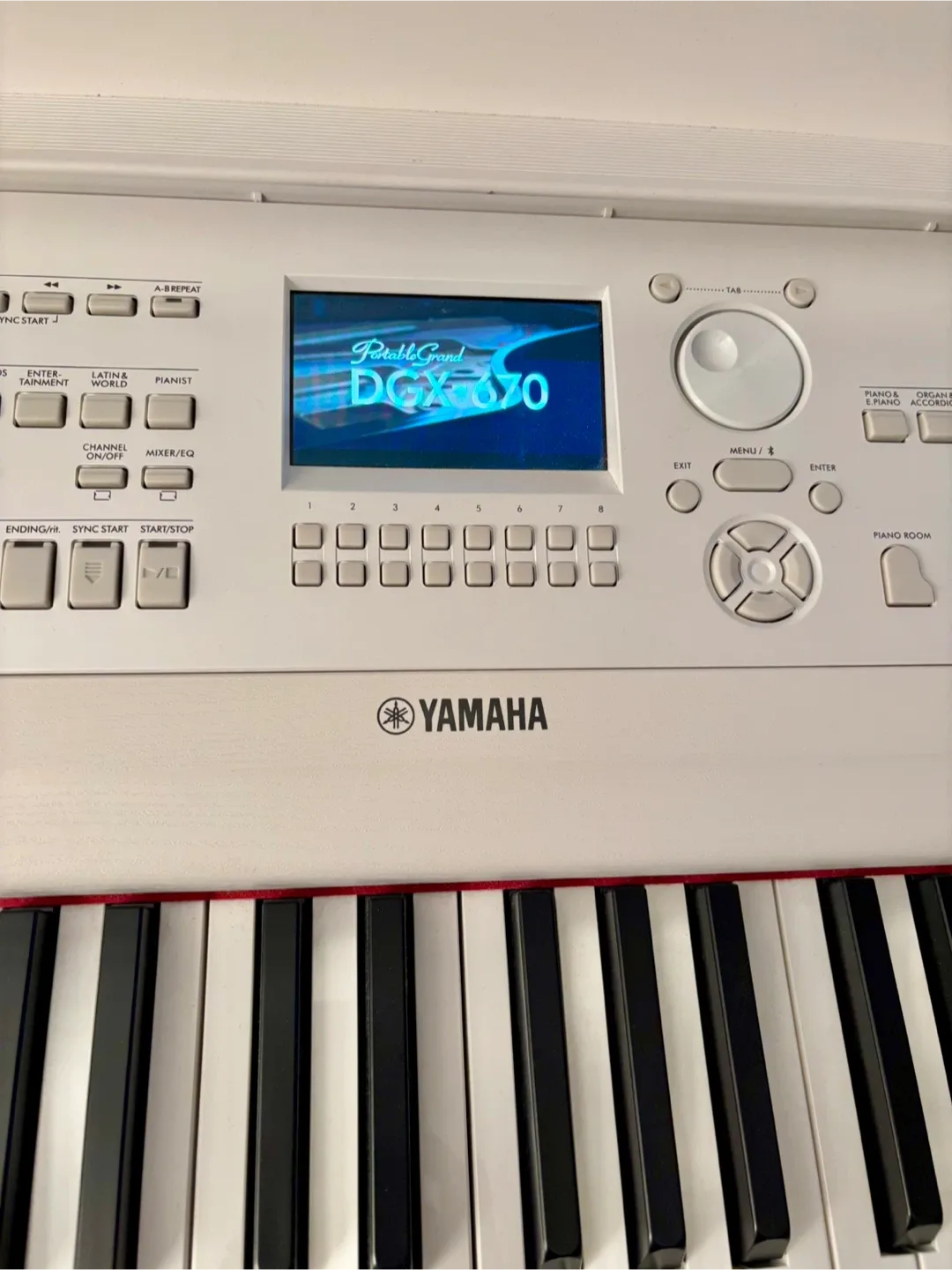 Yamaha DGX-670 Digital Piano - White image indicator(7)