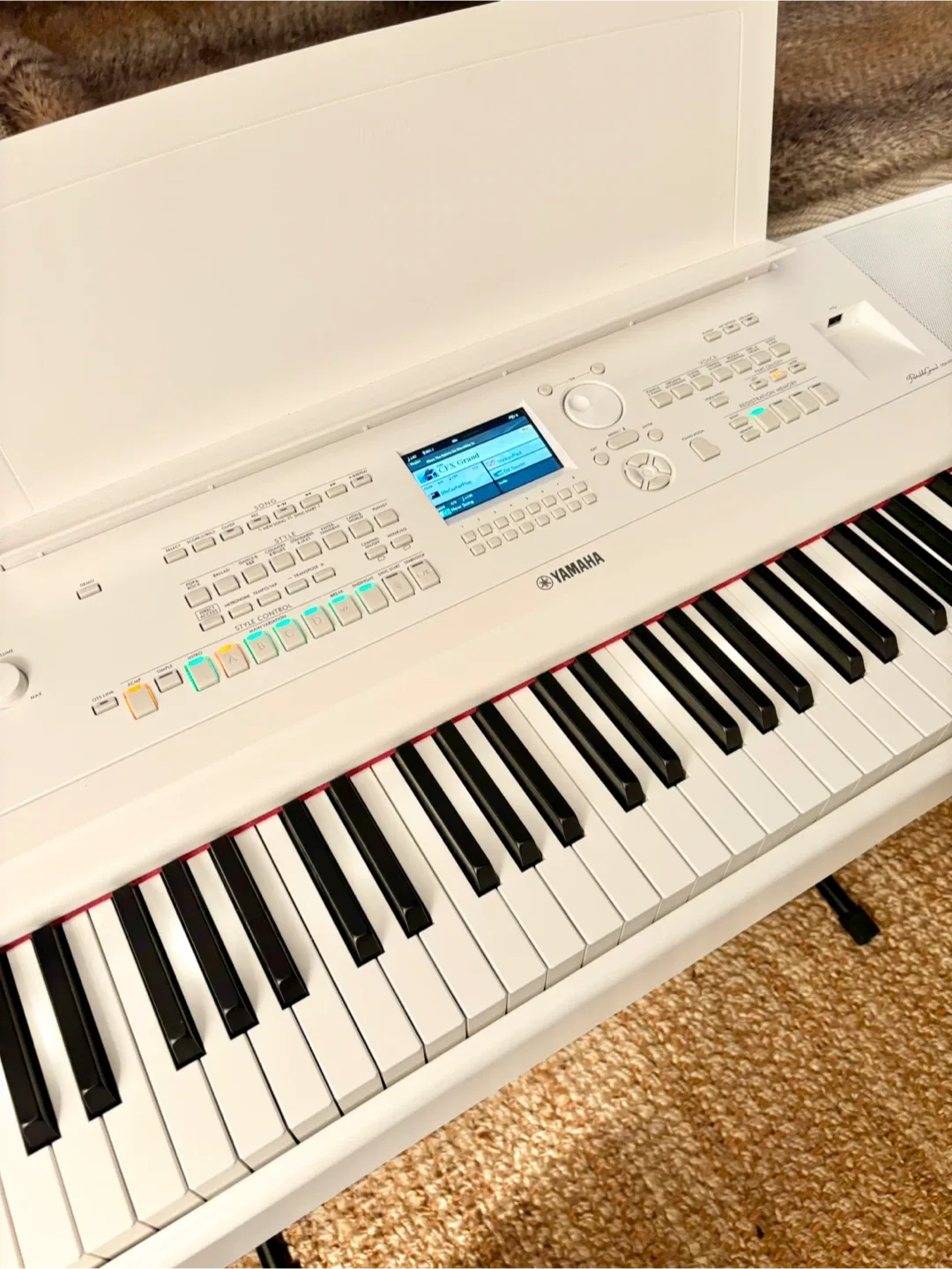 Yamaha DGX-670 Digital Piano - White image indicator(10)