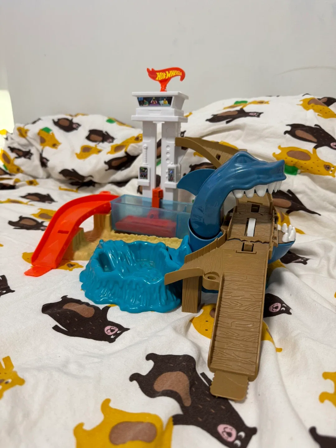 Hot Wheels Shark Chomp Transport