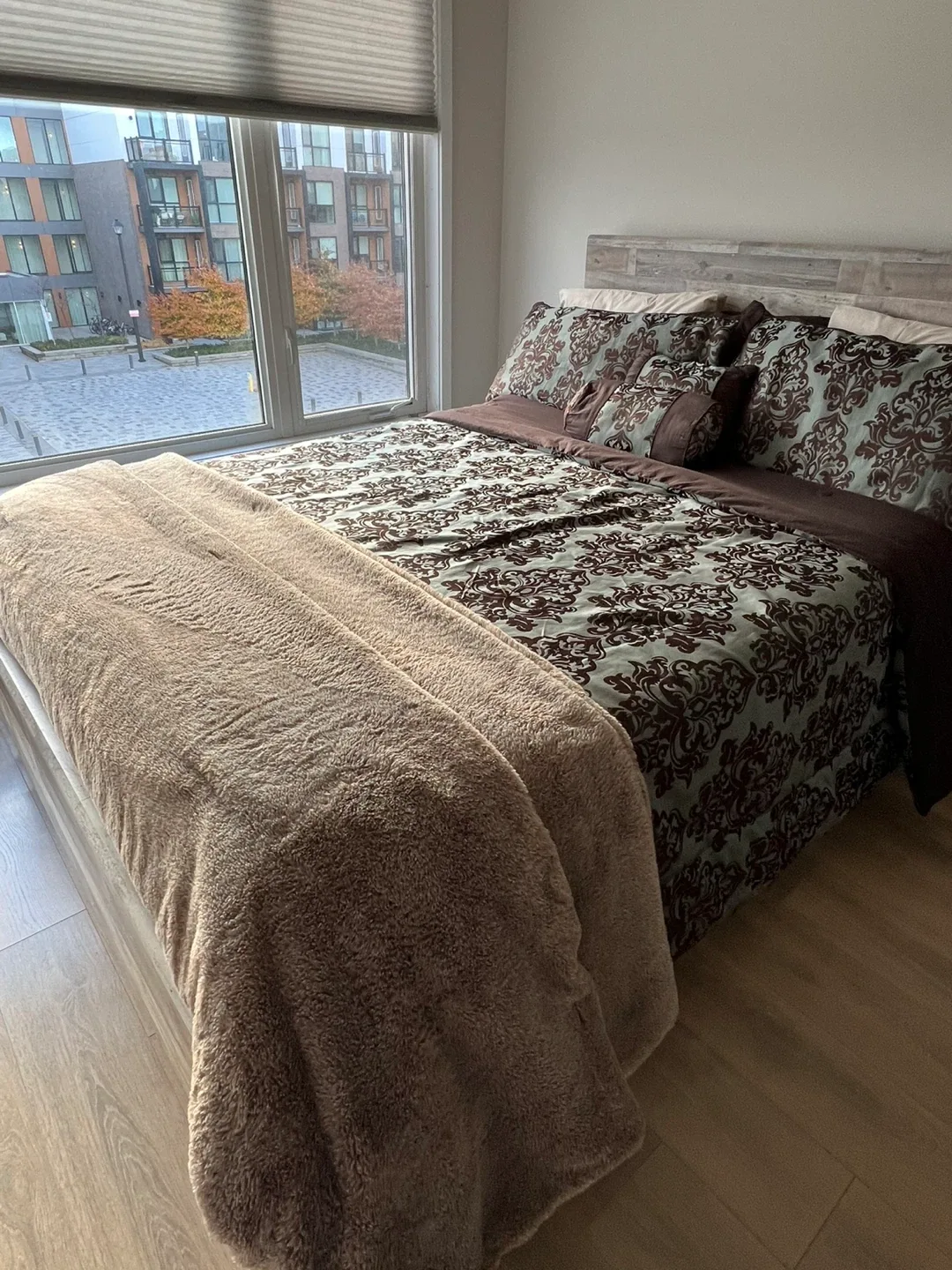 Ashley bed Frame + Bedbox + ÄNNELAND Mattress image indicator(5)