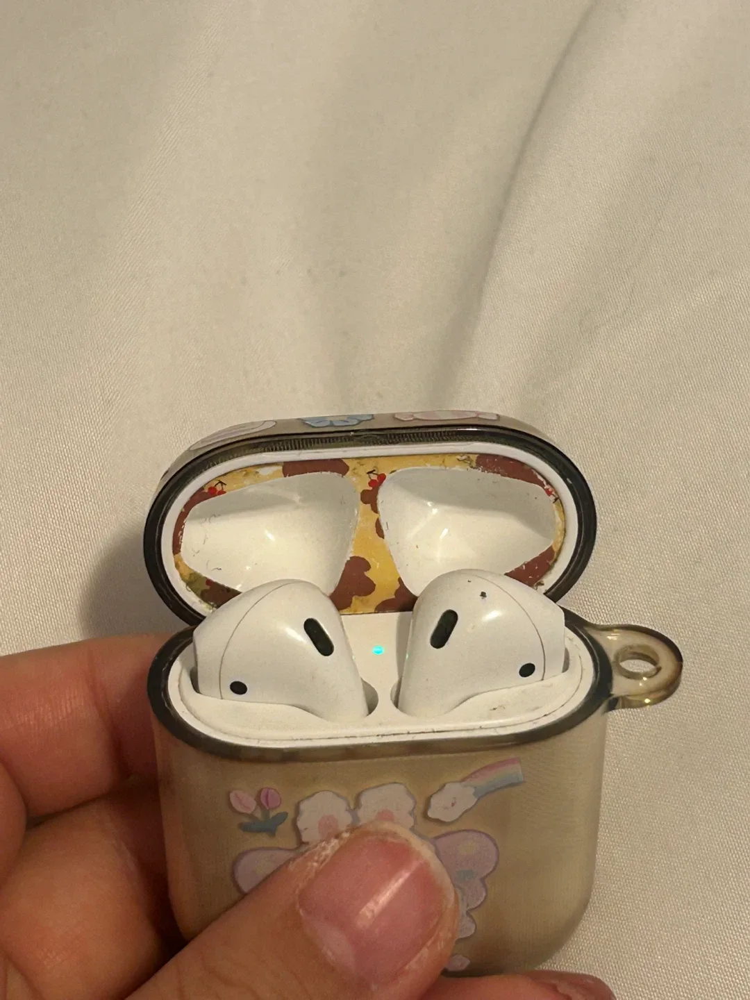 AirPods (with Case, left one is broken) image indicator(2)