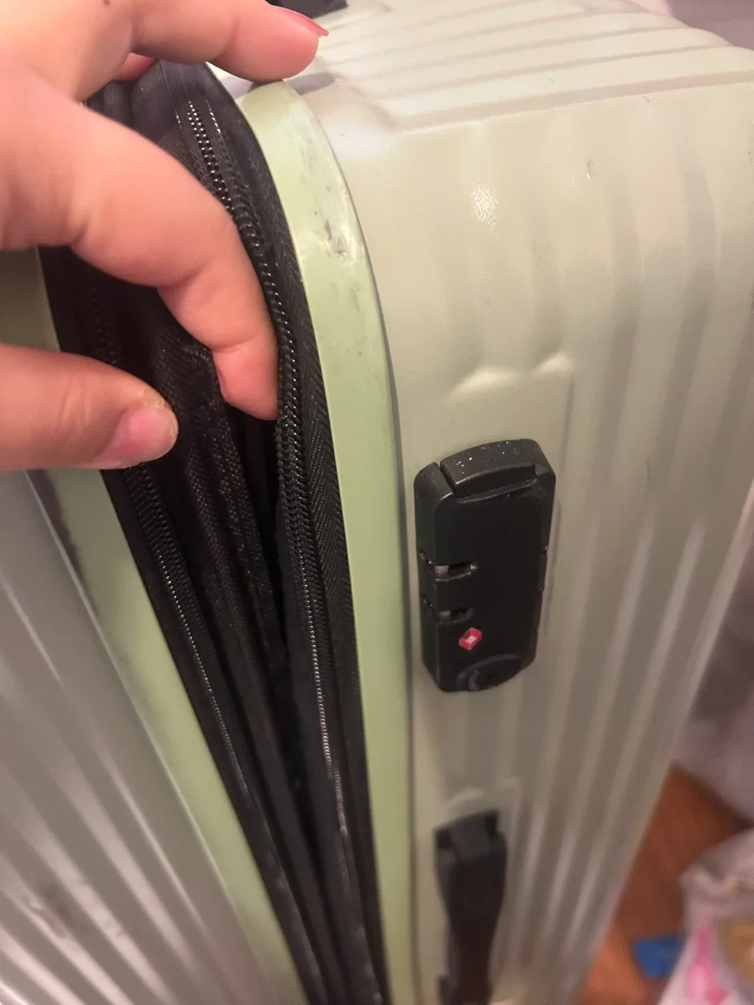 Light Green Suitcase Luggage - Damaged Zipper image indicator(5)