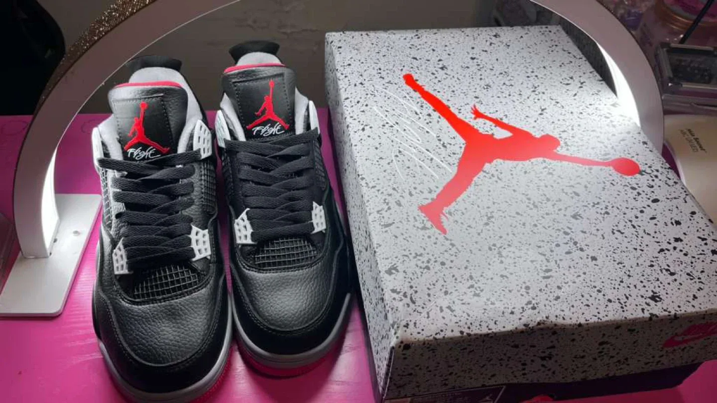 Nike Air Jordan 4 Retro Bred image indicator(3)