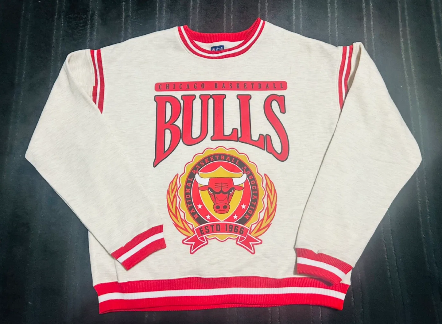 NWT Retro Chicago Bulls Unisex Sweatshirt Sweater Sz Medium M image indicator(4)