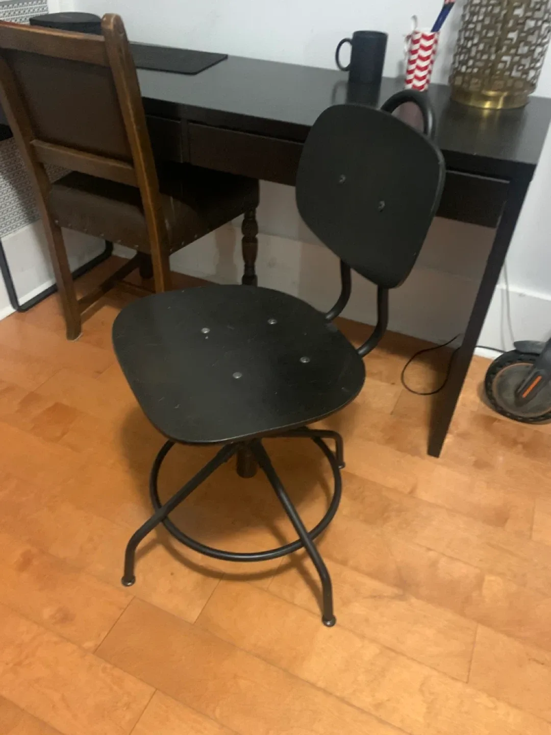 Black Swivel adjustable chair image indicator(2)