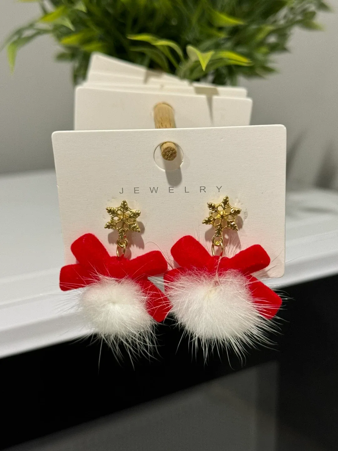 Red & White Flower Earrings - New! image indicator(2)