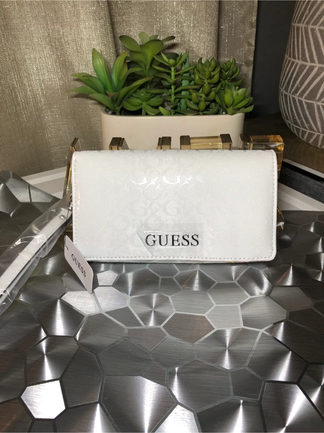 Guess White Wallet - Brand New image indicator(6)