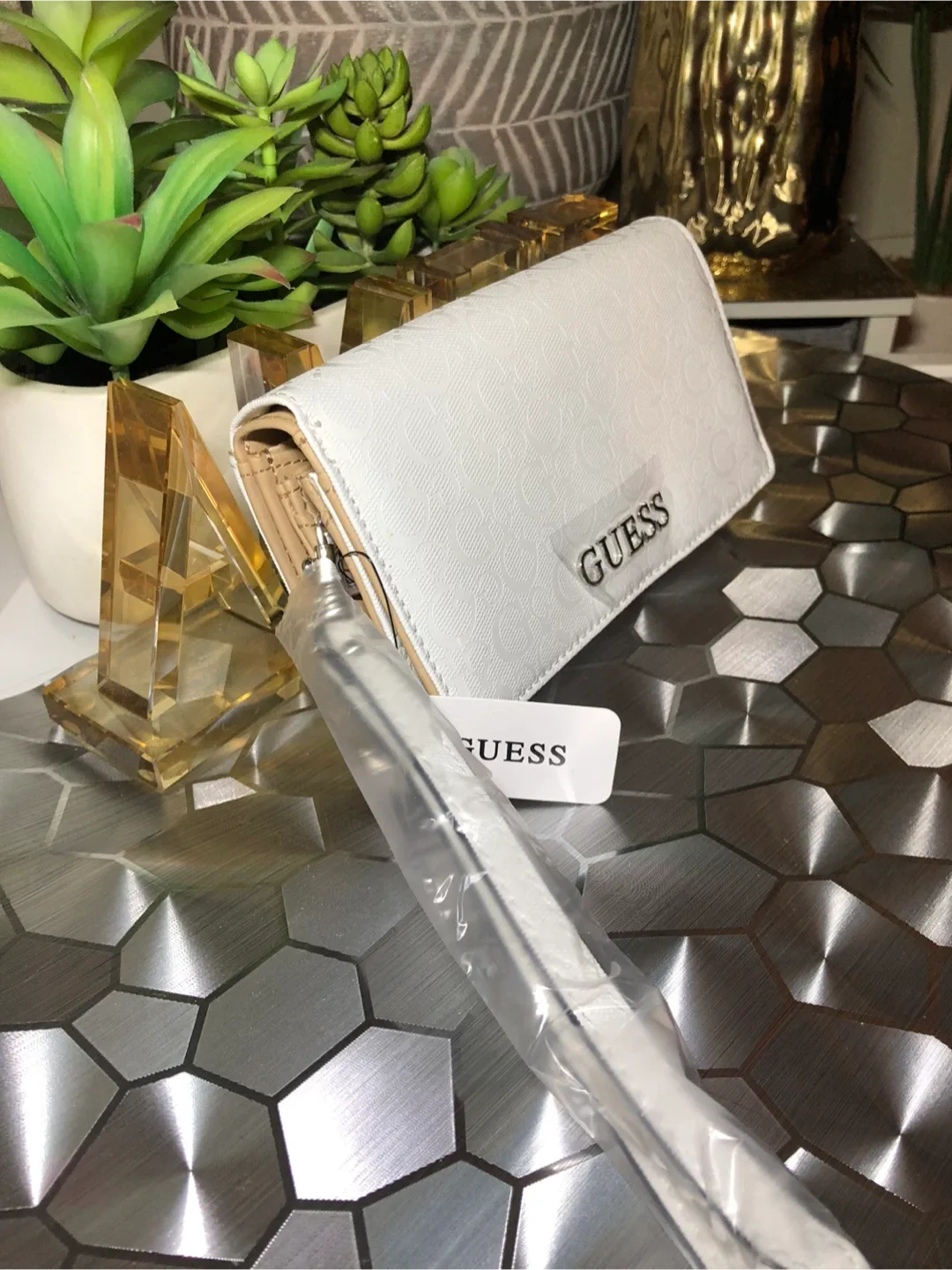Guess White Wallet - Brand New image indicator(2)