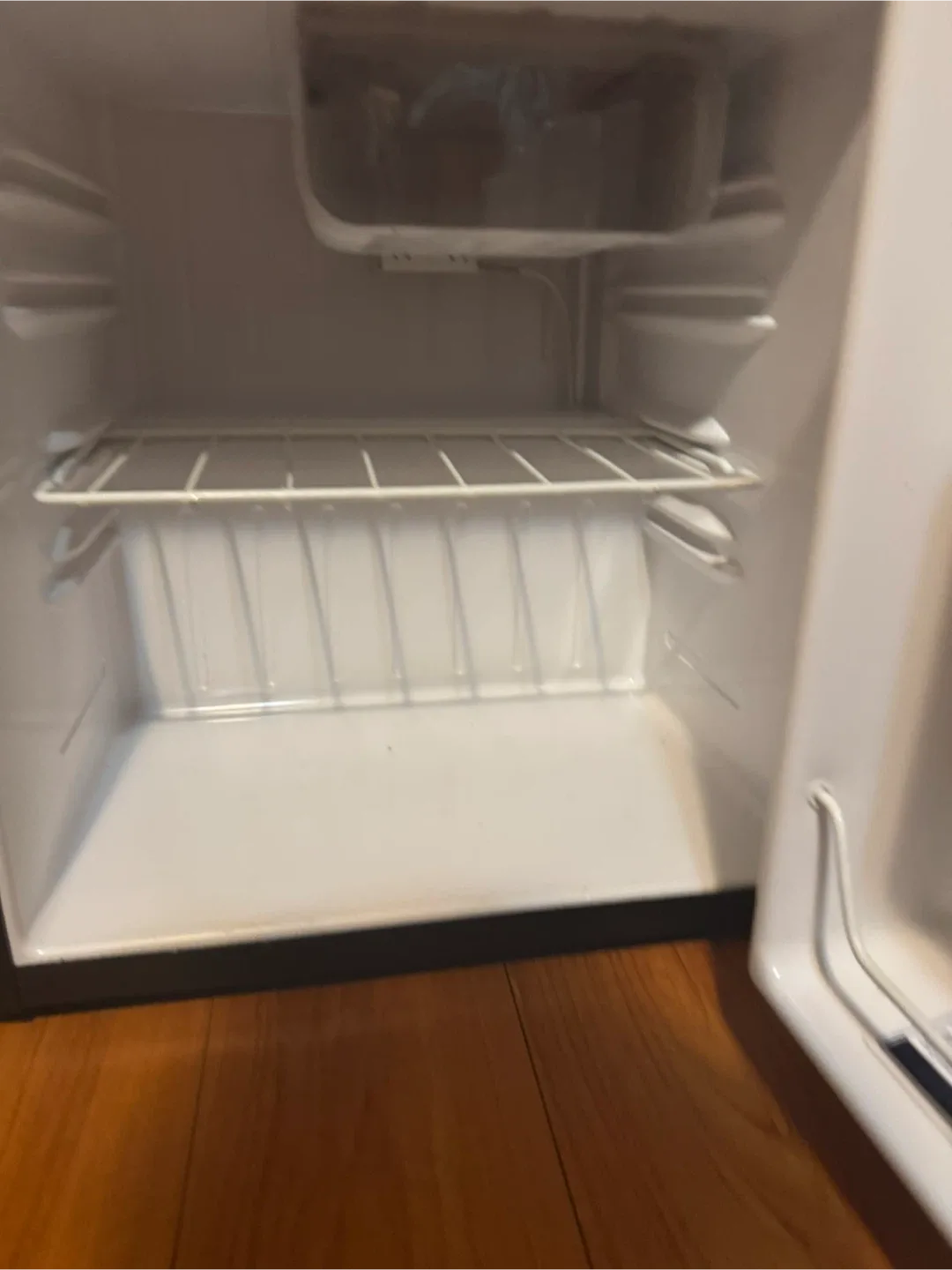 Igloo Mini Fridge - Compact & Convenient image indicator(2)