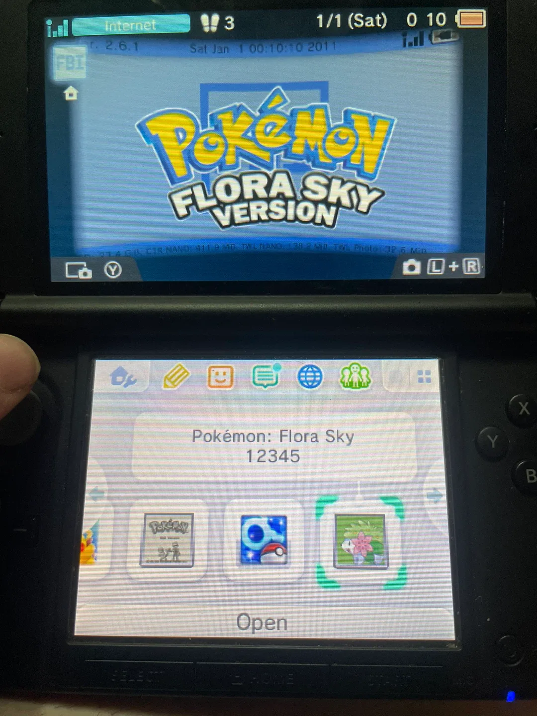 Nintendo 3DS XL with Pokémon Games and Stylus image indicator(9)
