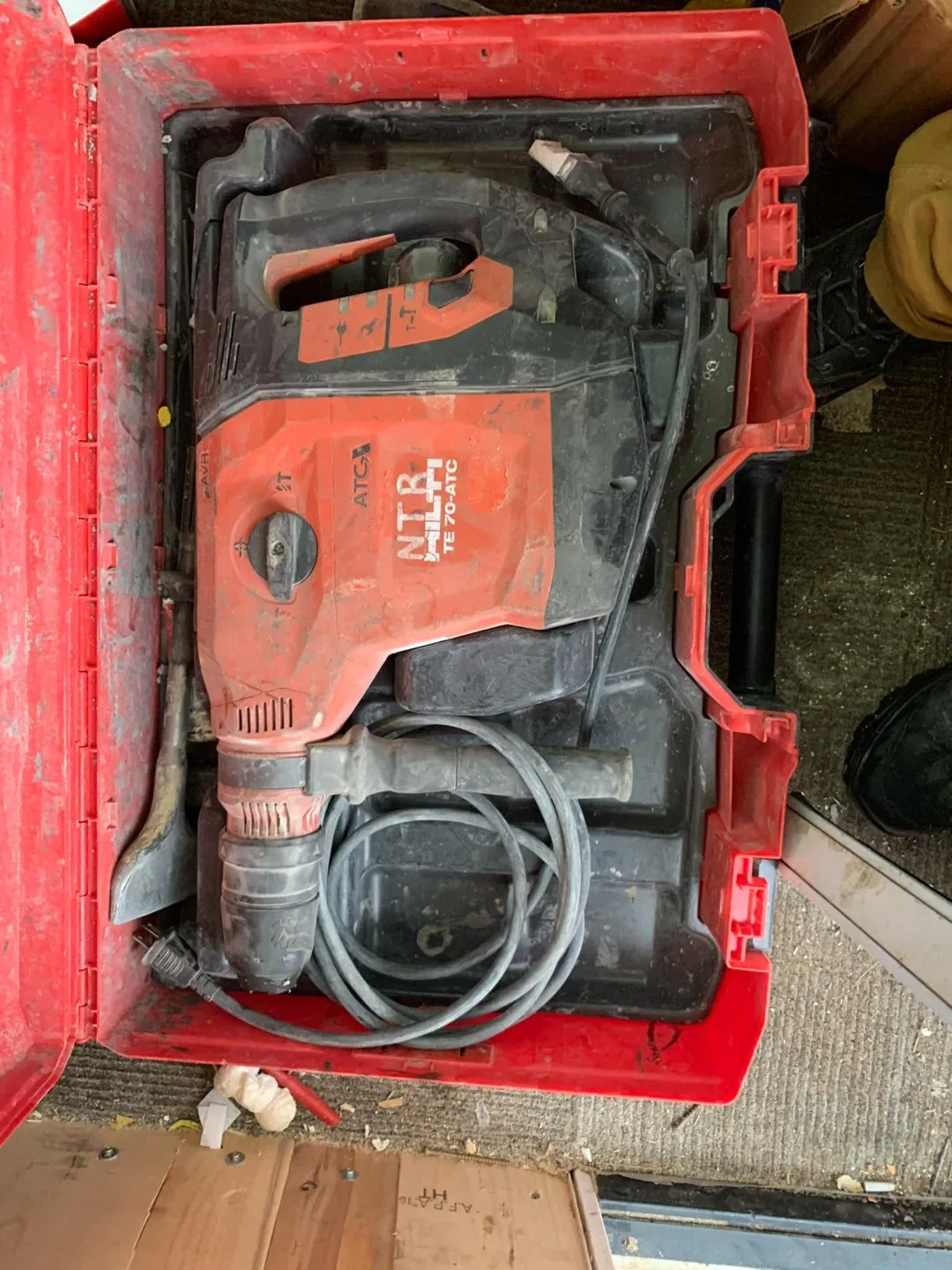 Hilti TE 70-ATC Demolition Hammer and grinder