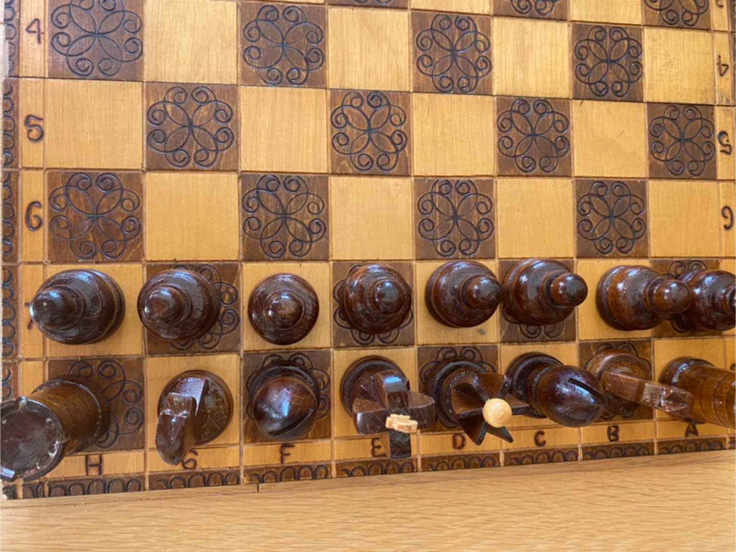 Stunning Vintage Folding Wood Chess Set! - photo 2