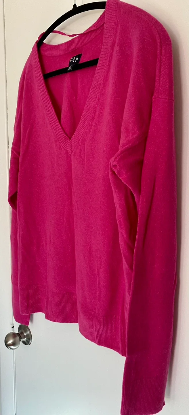 Gap L Tall Pink V-Neck Sweater image indicator(2)