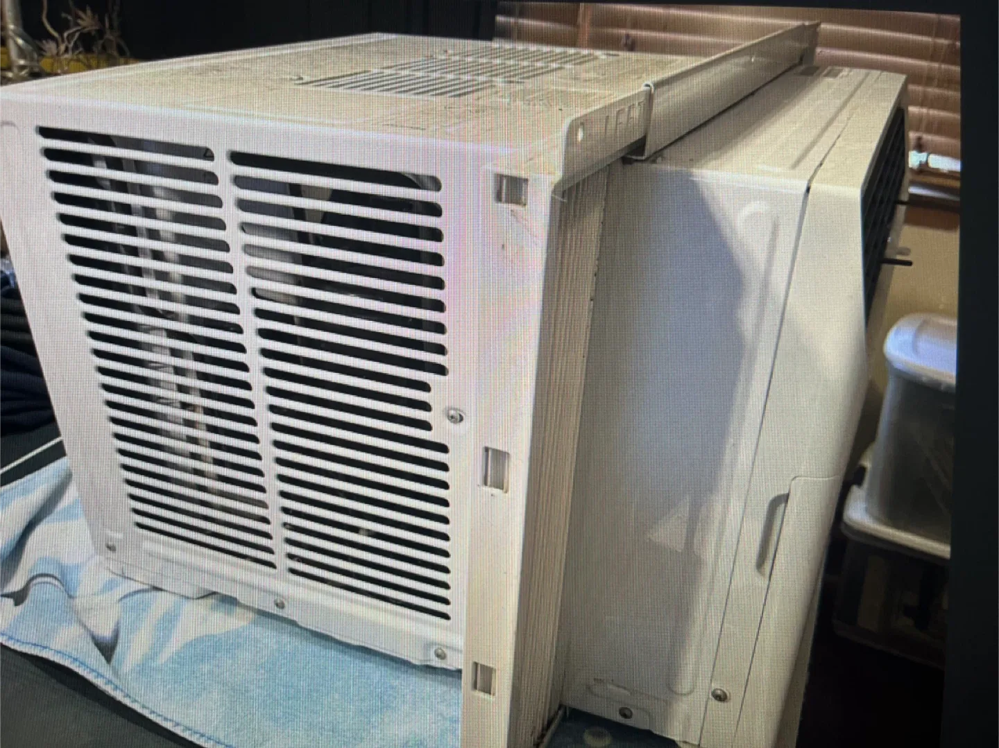 Hisense Window Air Conditioner with Remote image indicator(2)