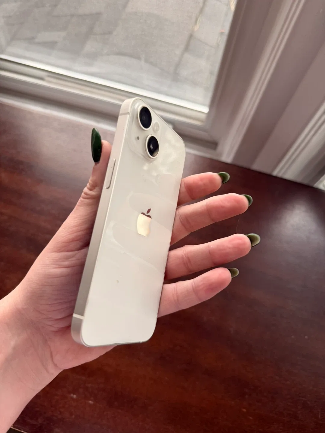 iPhone 14 - White image indicator(2)