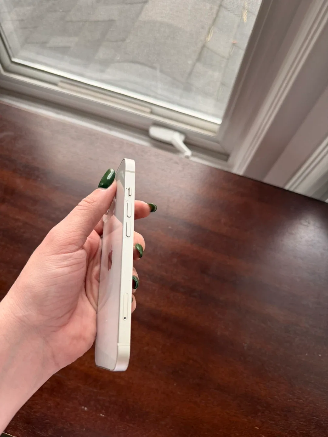 iPhone 14 - White image indicator(3)