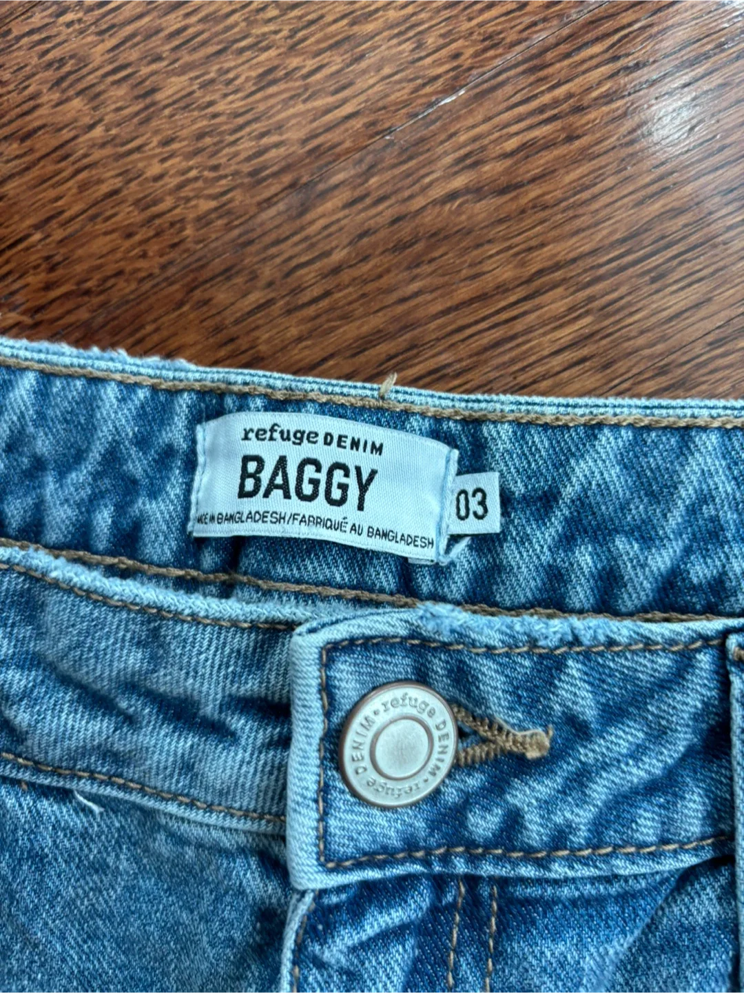 Y2K mid rise baggy jeans image indicator(3)