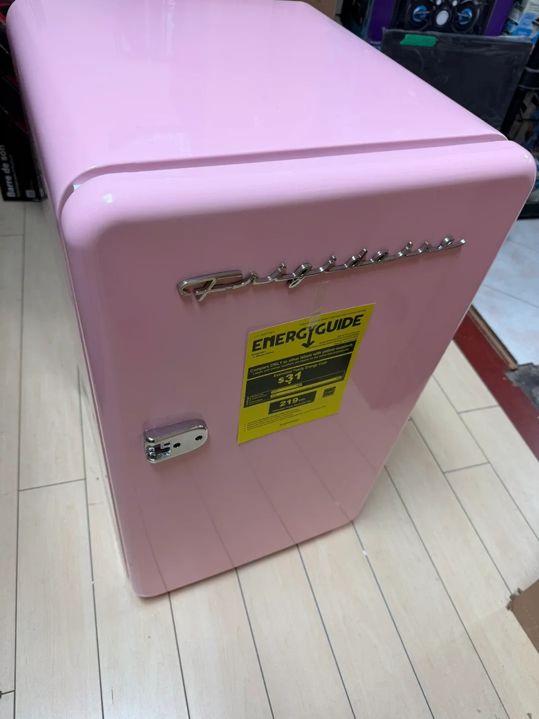Frigidaire Retro Mini Fridge - Pink image indicator(5)