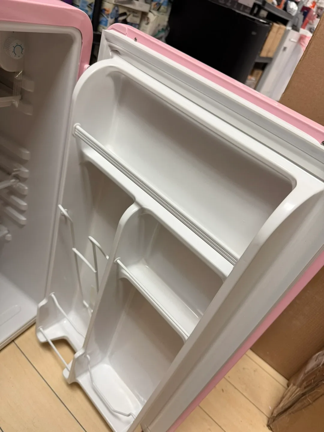 Frigidaire Retro Mini Fridge - Pink image indicator(4)