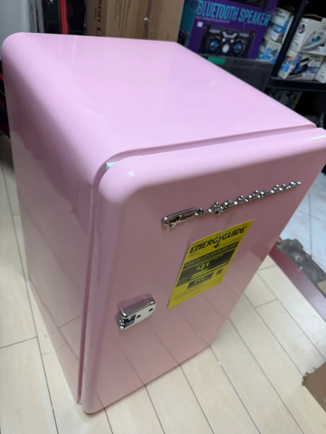 Frigidaire Retro Mini Fridge - Pink image indicator(2)