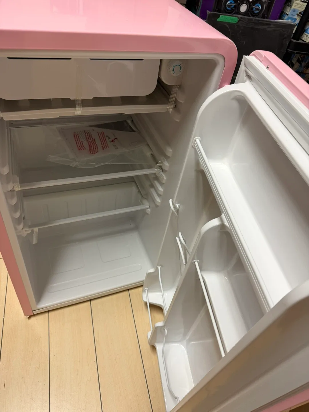 Frigidaire Retro Mini Fridge - Pink image indicator(3)