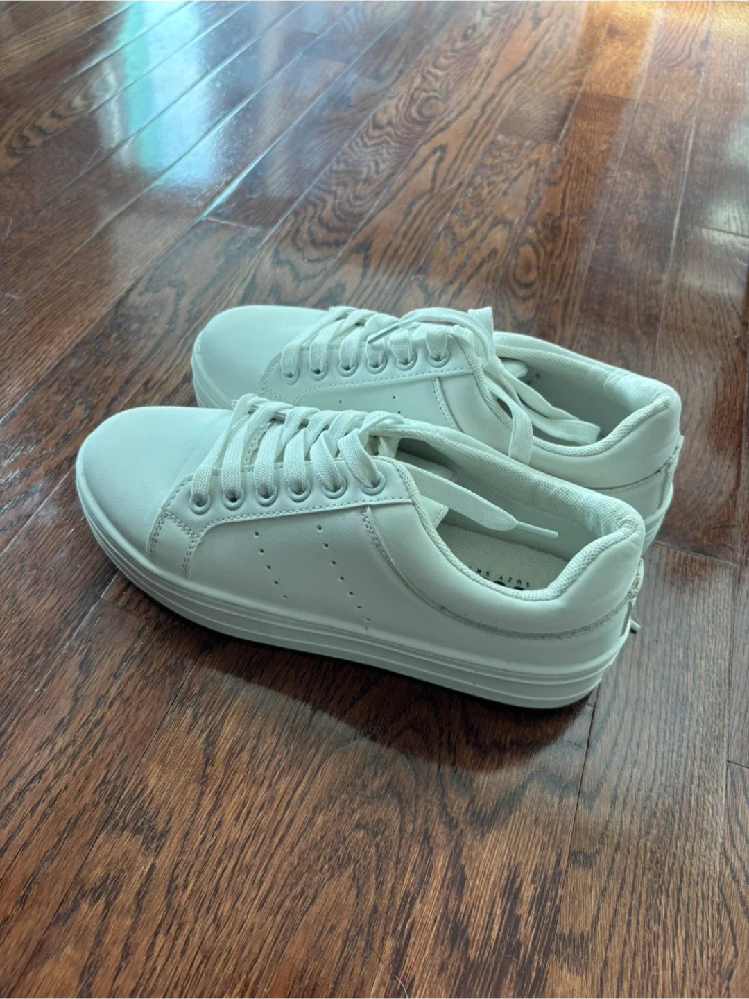 White Sneakers image indicator(2)