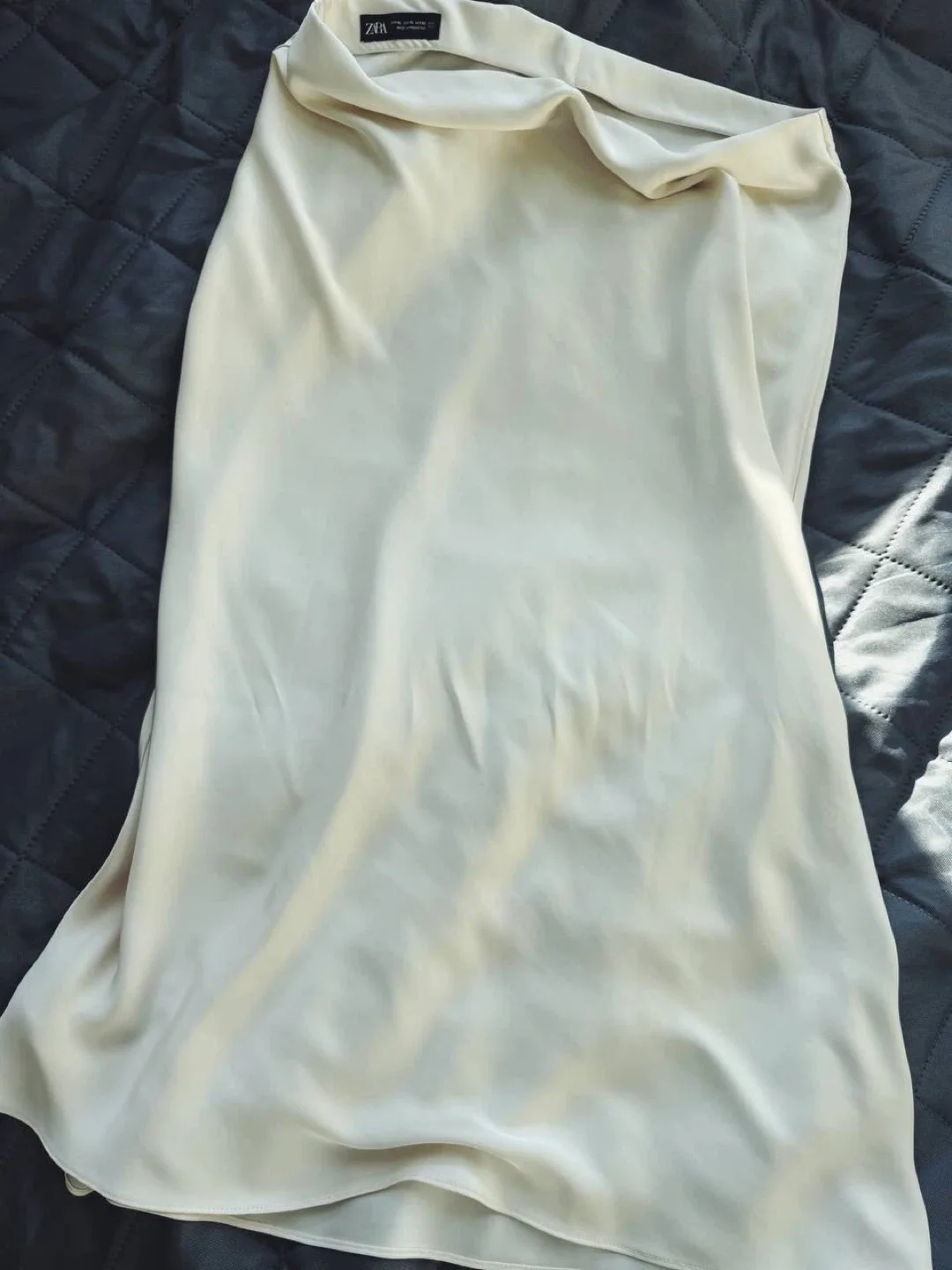 ZARA Satin Midi Skirt (XL) image indicator(4)