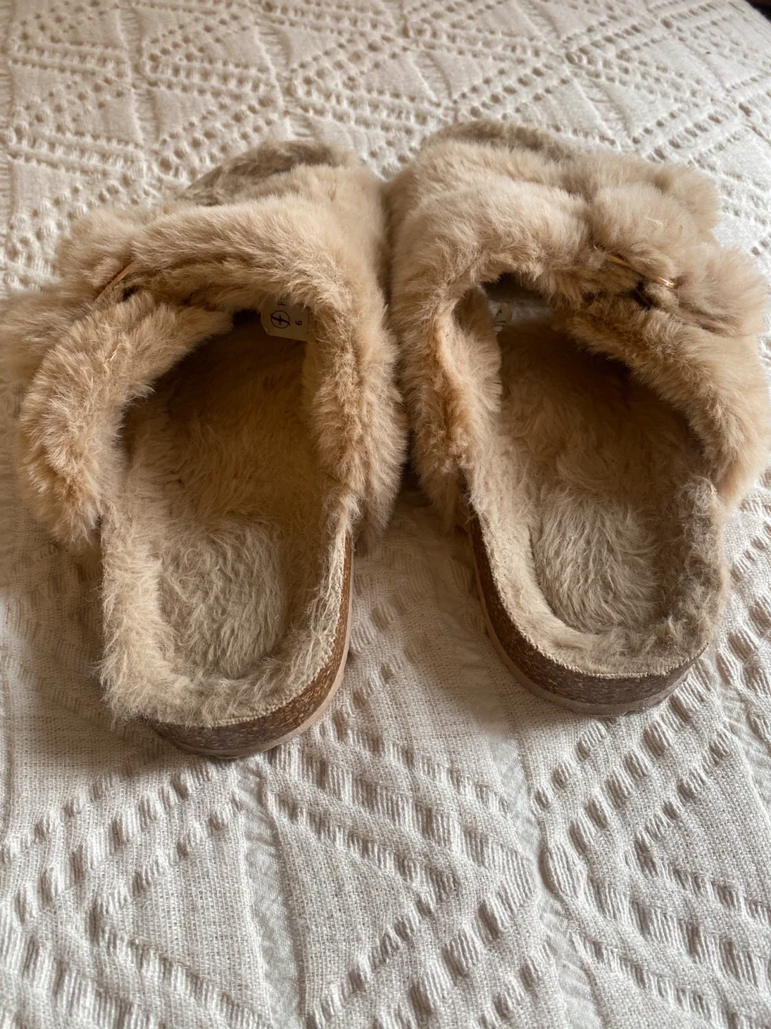 Fuzzy Beige Slippers Size 6 image indicator(3)