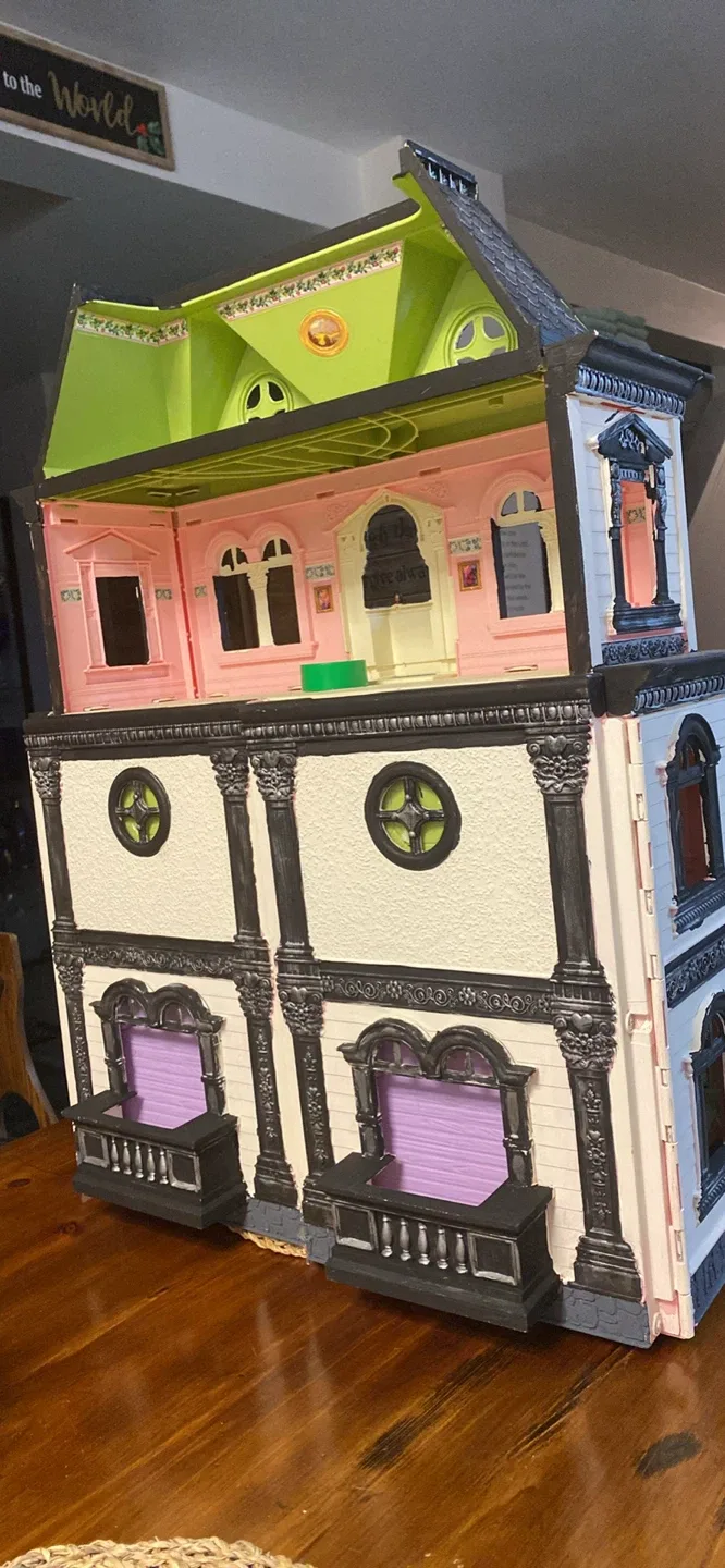 Dollhouse - Black & White image indicator(7)