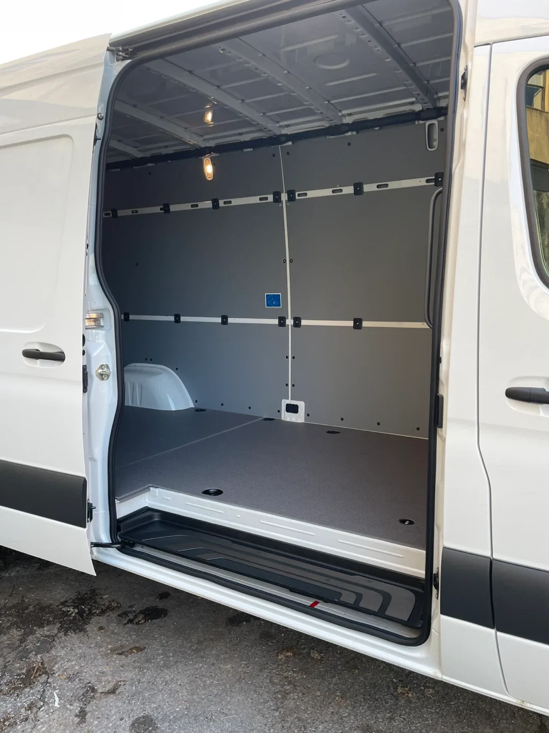 Mercedes-Benz Sprinter 2500 Cargo Van image indicator(5)