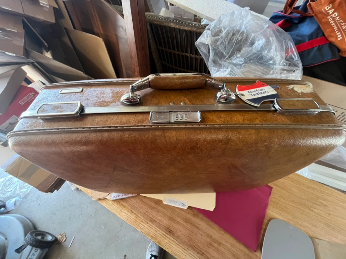 Vintage American Tourister Suitcase & Matching Carry-on - photo 2