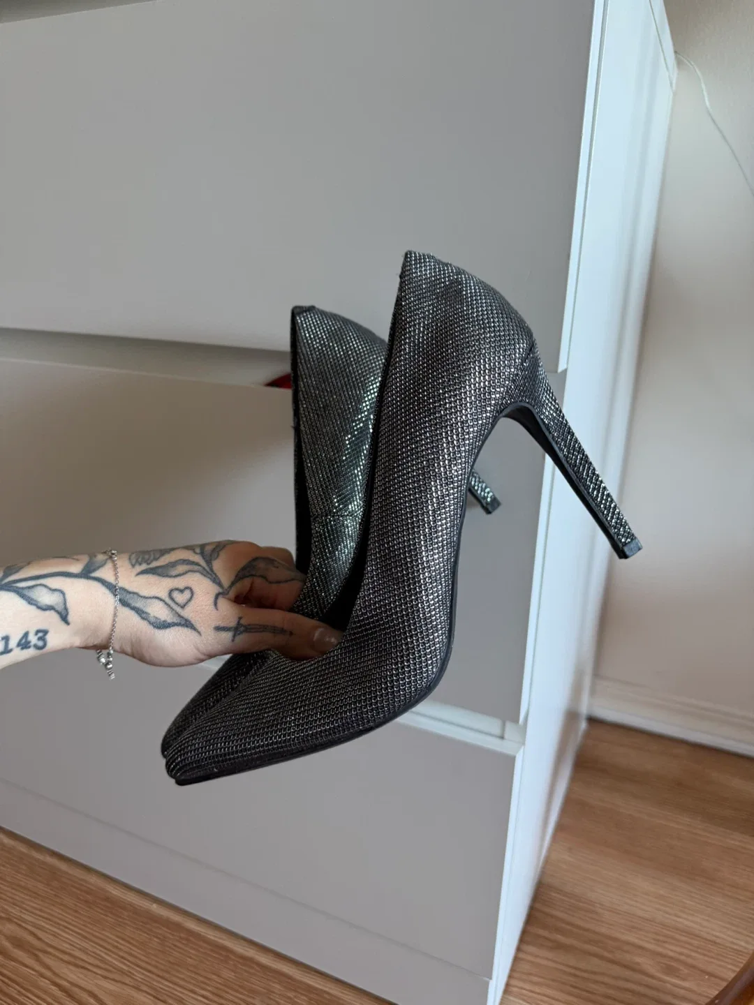 Jennifer Lopez Silver Heels image indicator(3)