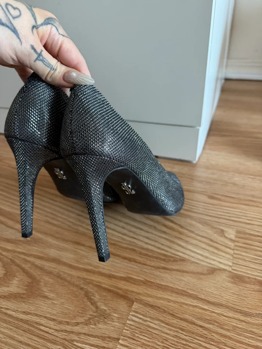 Jennifer Lopez Silver Heels image indicator(2)