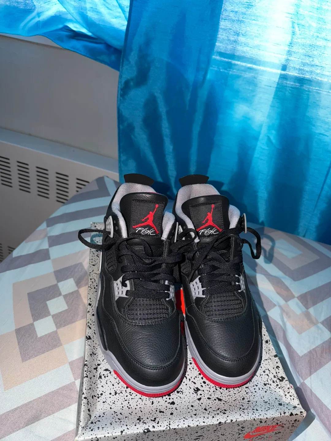 Nike Air Jordan 4 Retro image indicator(2)