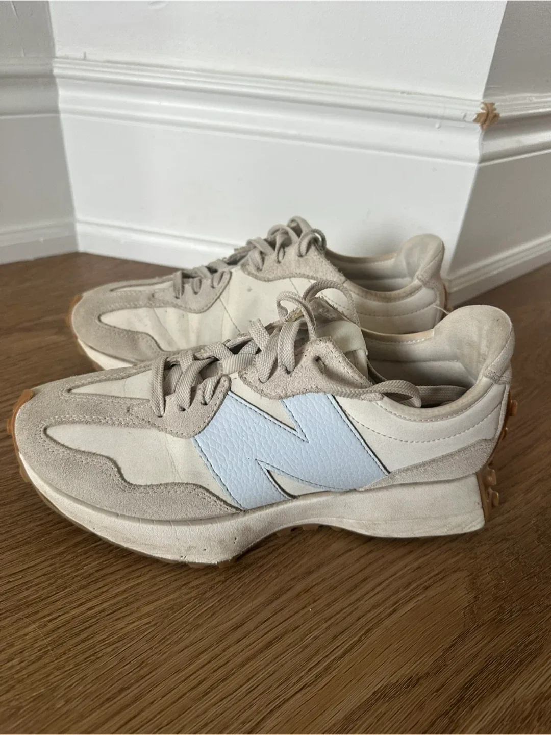 New Balance 327 Sneakers