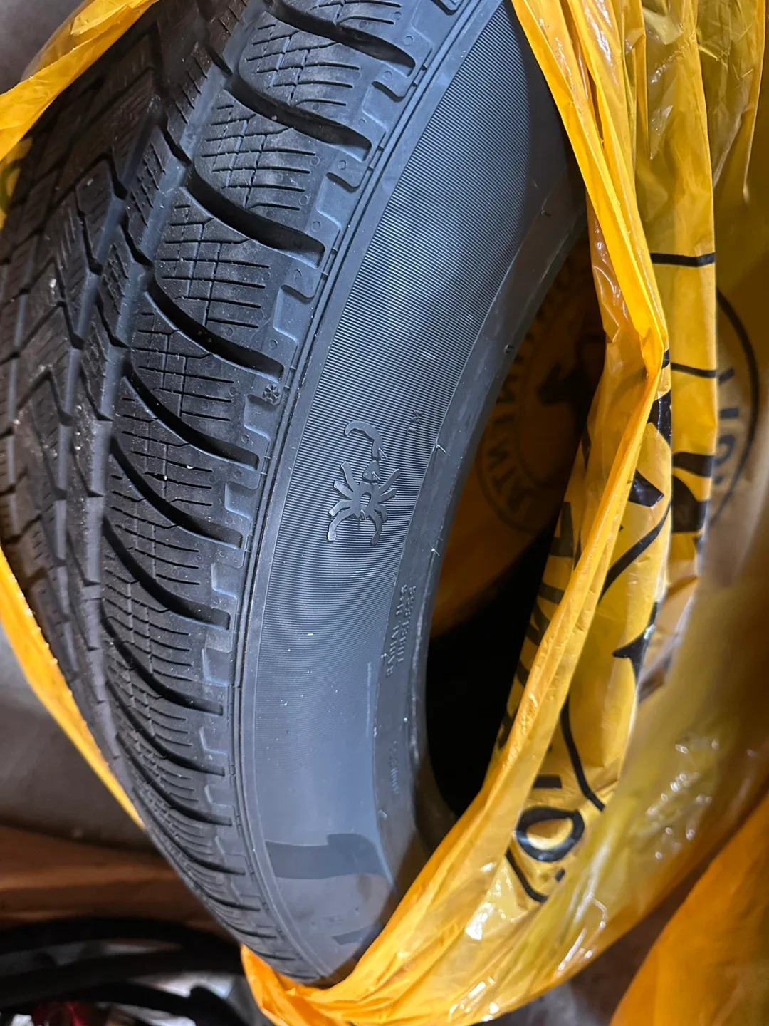 Pirelli 315/40 R21 Tire image indicator(3)