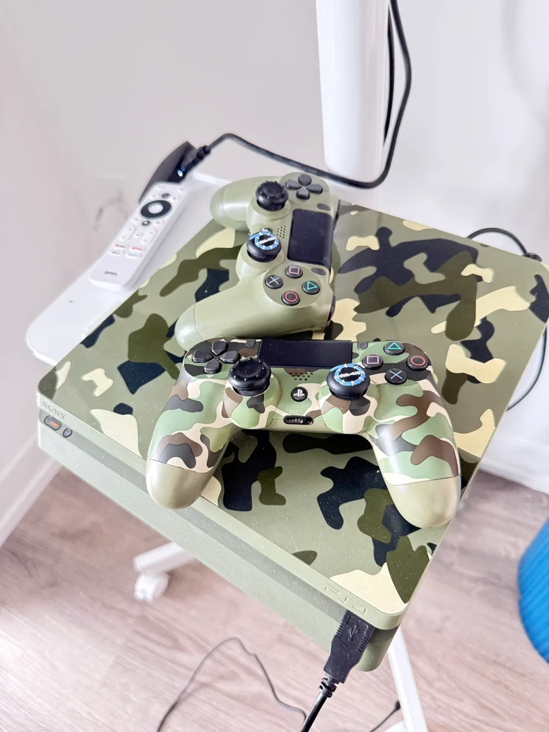 PS4 Limited Edition Call of Duty WWII 1TB image indicator(2)