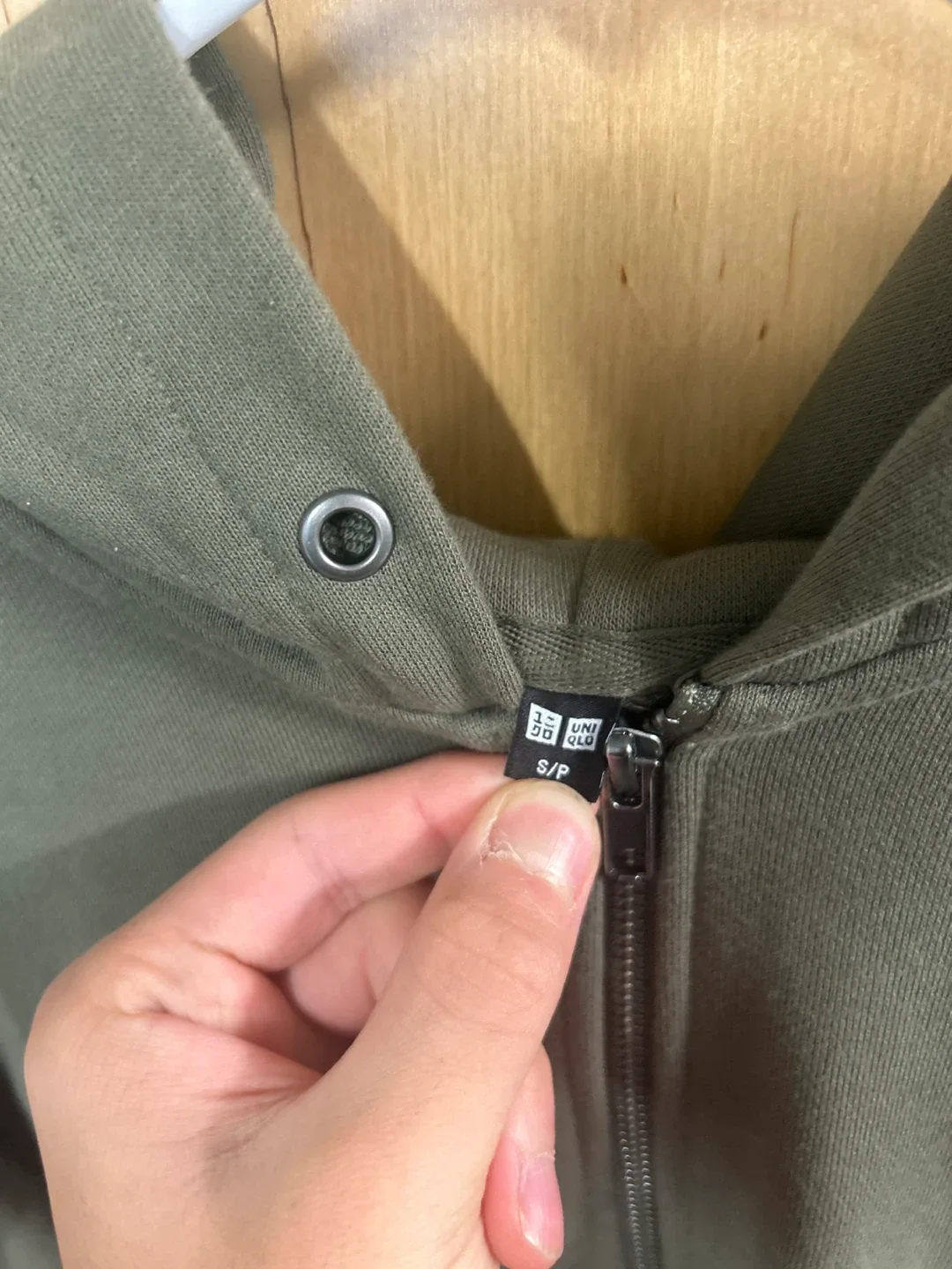 Dark Green zip up hoodie from Uniqlo image indicator(3)