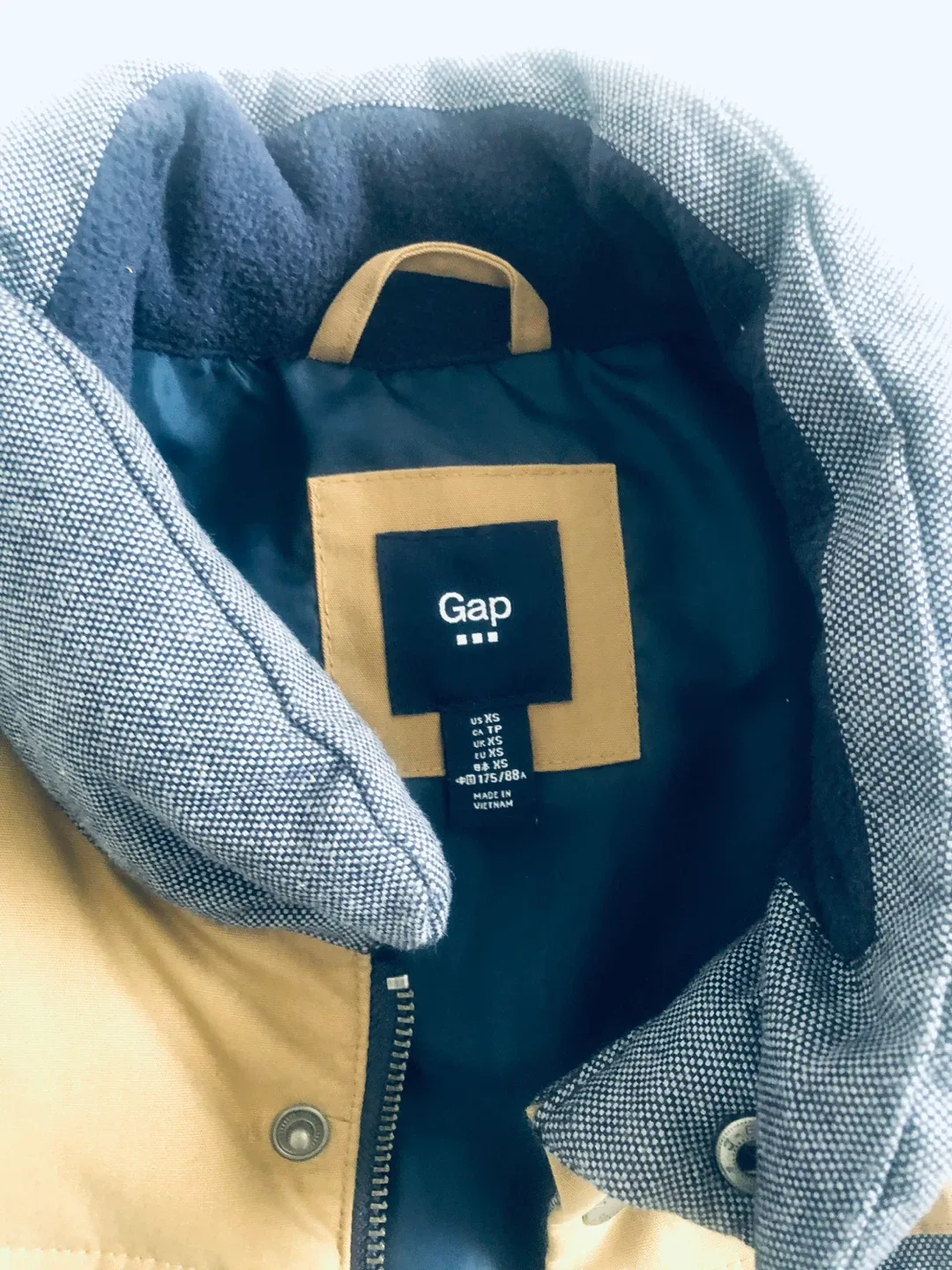 BRAND NEW GAP VEST image indicator(3)