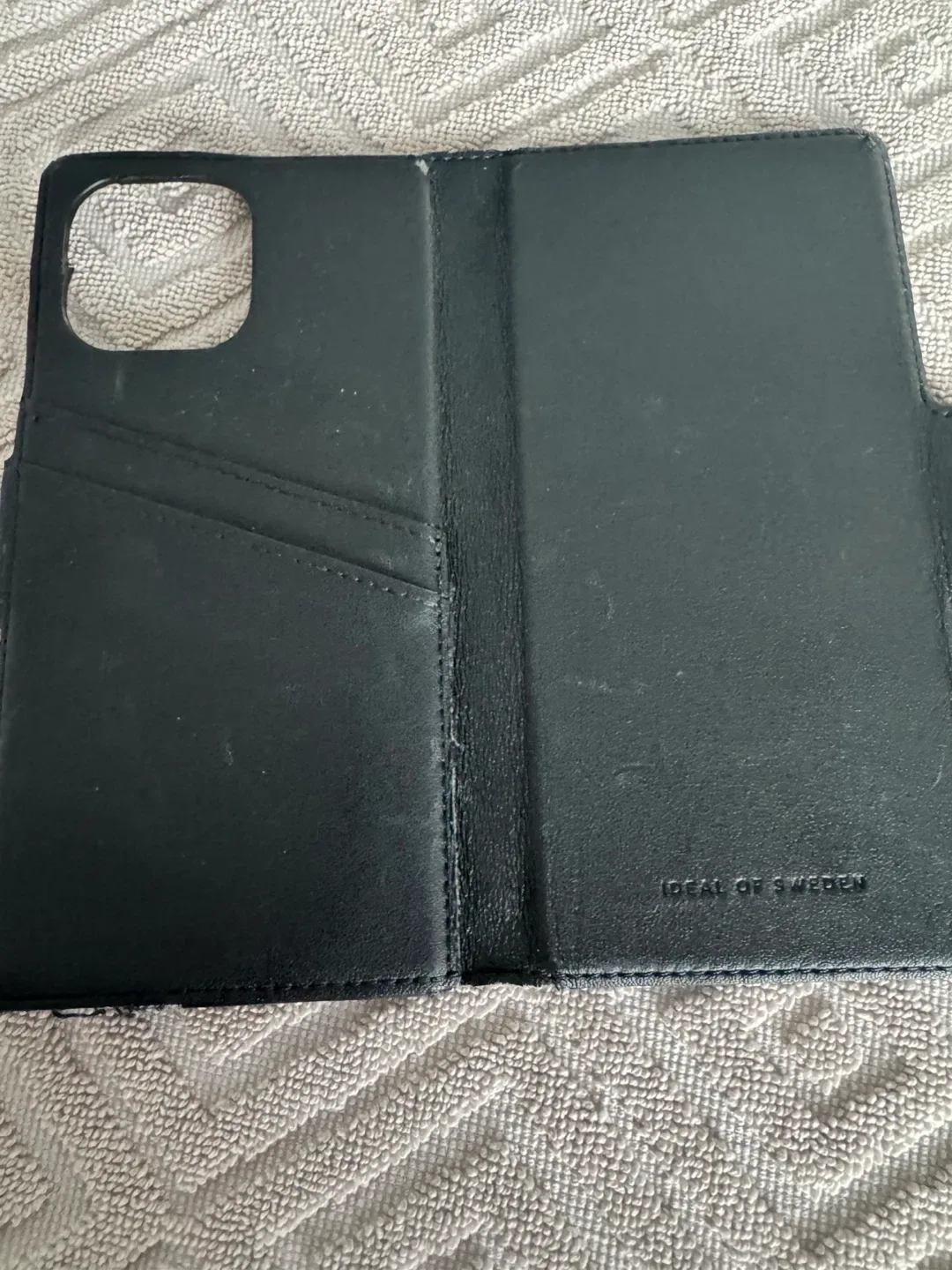 iPhone 13 Case image indicator(2)