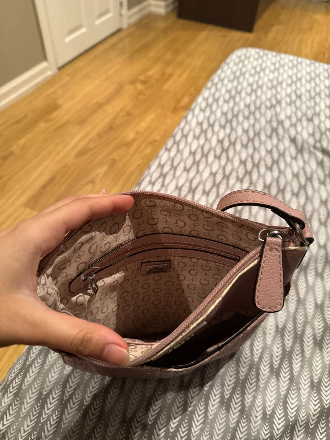 Guess Pink Crossbody Bag image indicator(3)