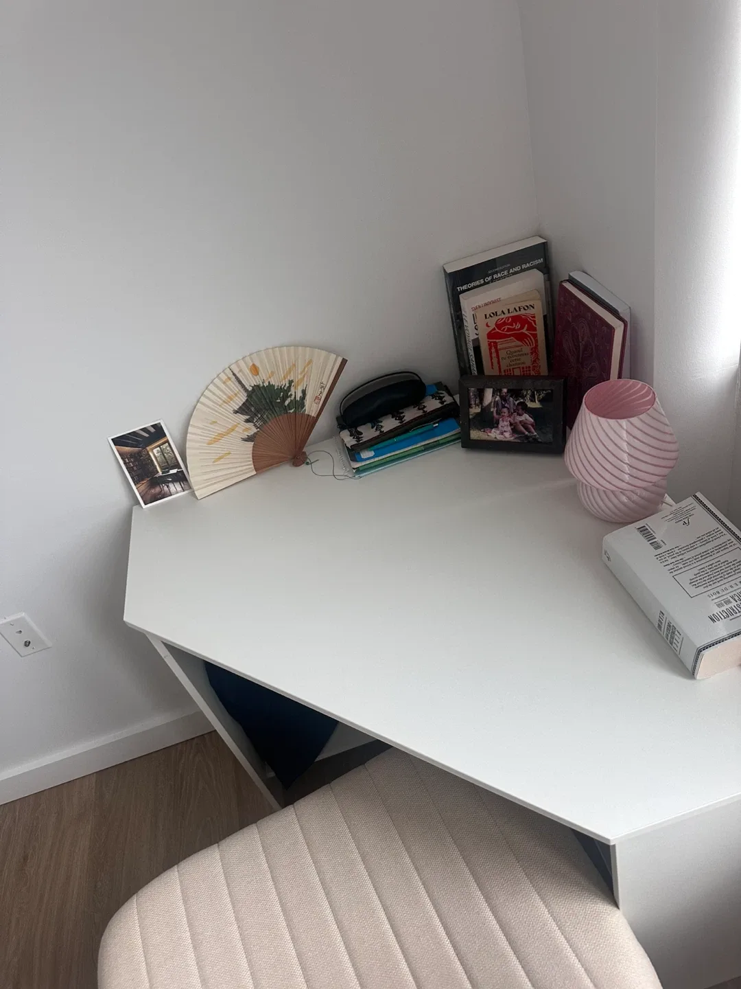 White Corner Desk + chair image indicator(3)