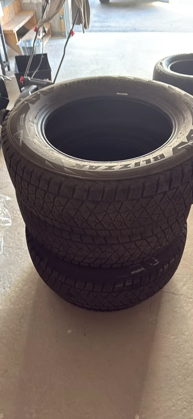 Bridgestone Blizzak DM-V2 Winter Tires 235/65R17 image indicator(3)