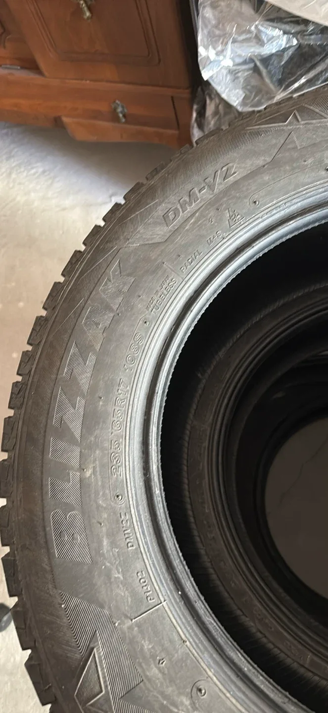Bridgestone Blizzak DM-V2 Winter Tires 235/65R17 image indicator(4)
