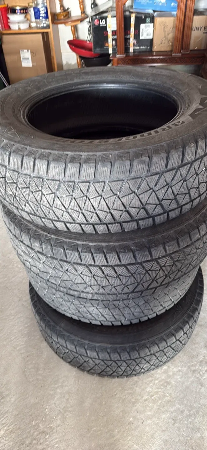 Bridgestone Blizzak DM-V2 Winter Tires 235/65R17