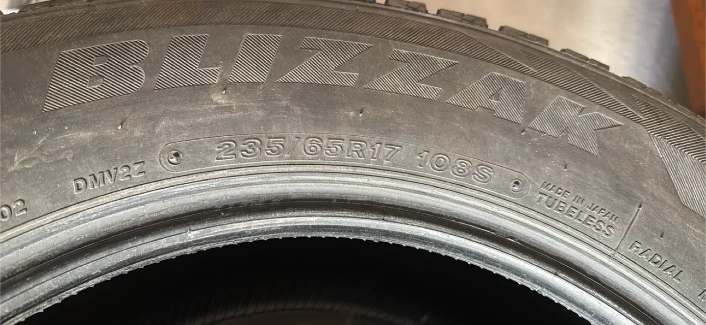Bridgestone Blizzak DM-V2 Winter Tires 235/65R17 image indicator(2)