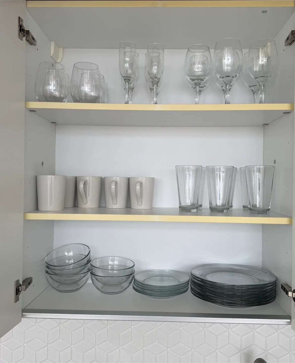 Kitchenware Set – Glassware, Plates & Bowls – Great Condition image indicator(2)