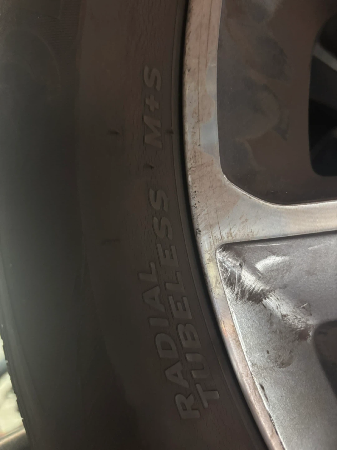 4 Hyundai  Rims w Tires 235/60R18 - photo 2