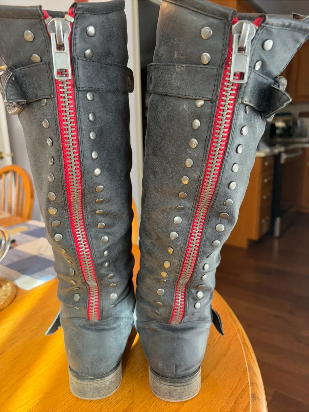 Grey Boots image indicator(2)