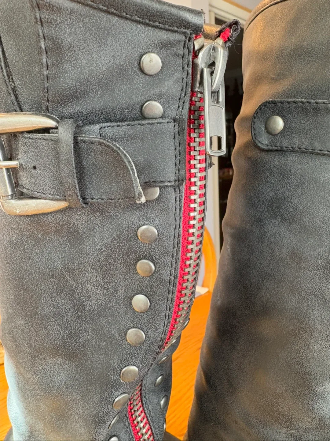 Grey Boots image indicator(3)